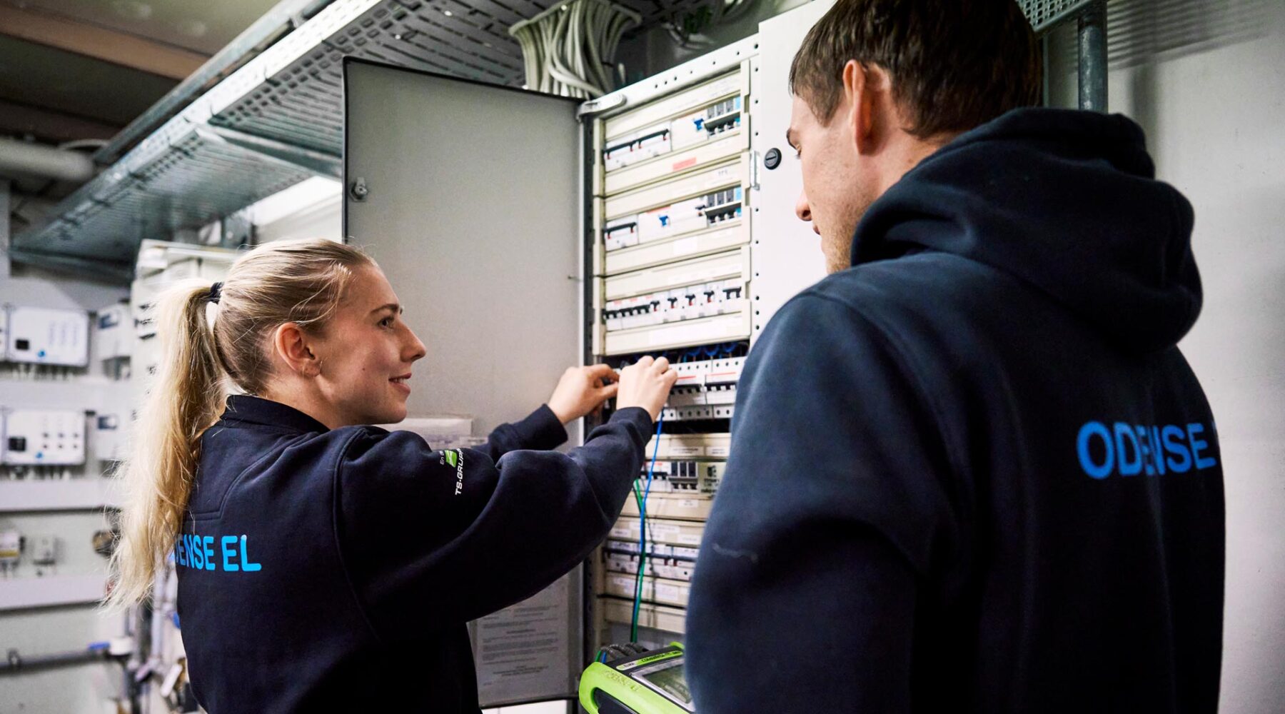 Elektriker fra Odense EL ApS ved installation af eltavle i Odense